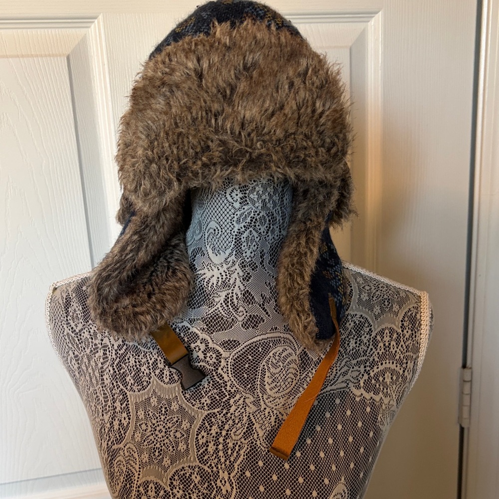 Goodfellow & Co Quilted Faux Fur trapper Hat, missing part of connector, photo 3